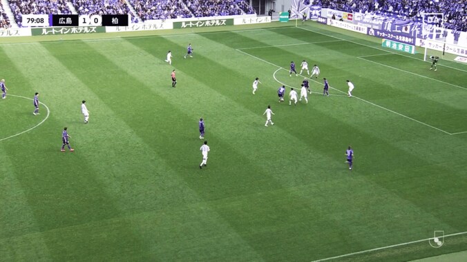 18歳が天才すぎる！ 中島洋太朗の“イニエスタ風ダブルタッチ”に衝撃「レベチ」「まじバケモン」広島の若きファンタジスタが敵２人を翻弄した瞬間 2枚目