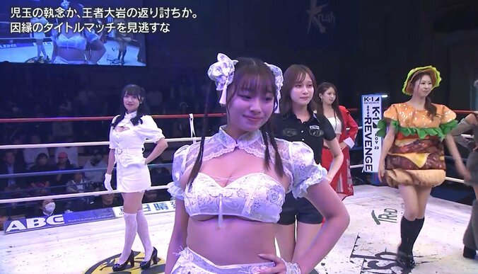 「水着小さっ」ラウンドガール、セクシーすぎる“チャイナ服”コスプレにファン騒然 5枚目