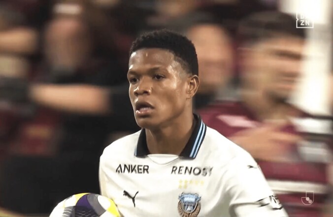 「全てがうめえ…」“奇跡のヒールトラップ”→圧巻ゴラッソにファン驚愕！「狙ったの？」「意味不明な点の取り方」「速さだけで事故を起こす」川崎FWが妙技 2枚目