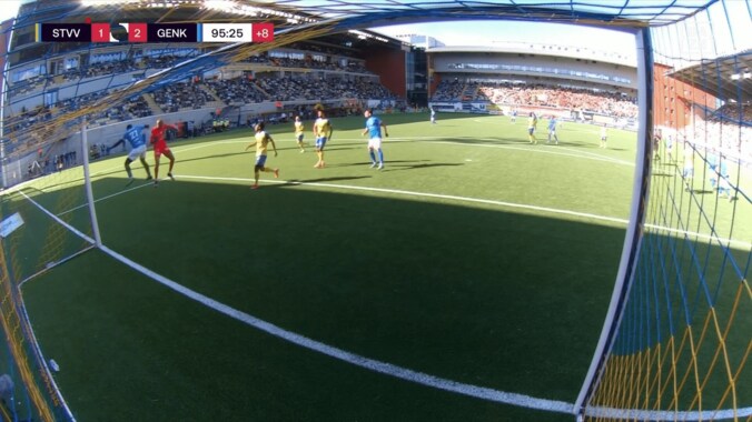 日本人GKが激昂！「厳しい判定」「セルフジャッジで失点」小久保玲央ブライアンの“衝突ノーファウル”が物議…SNSは擁護派と否定派で真っ二つ 3枚目