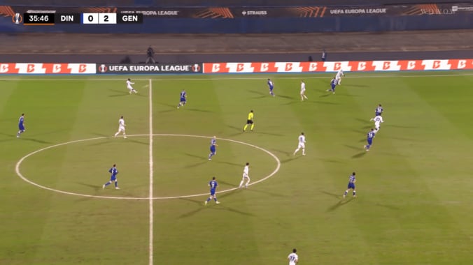 フィードに反応して裏抜けする伊東純也