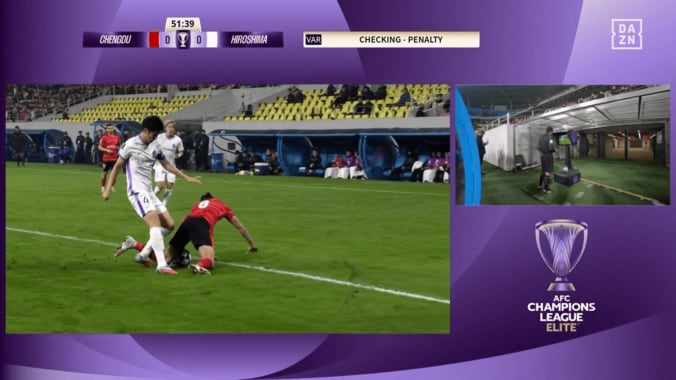 「なぜ中国で中東の笛…」“疑惑のPK判定”でサンフレッチェ広島が失点「倒れたもん勝ち」「サッカーにならない」解説＆ファンが憤慨【ACLE】 3枚目