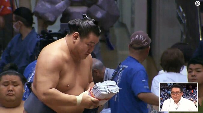 懸賞の束を受け取る豊昇龍