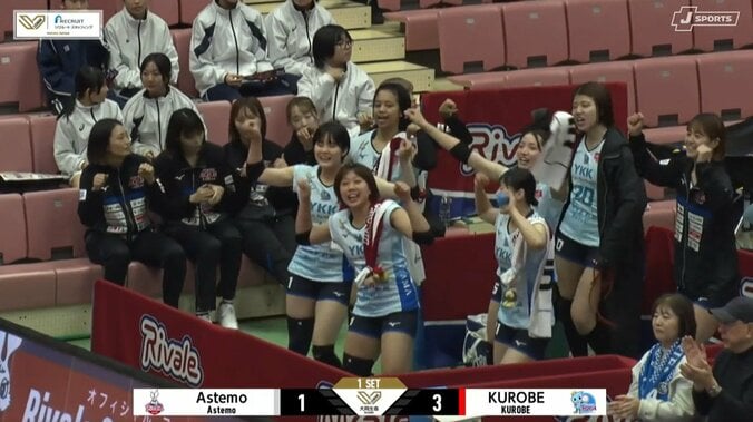 チームメイトが仲良くダンス