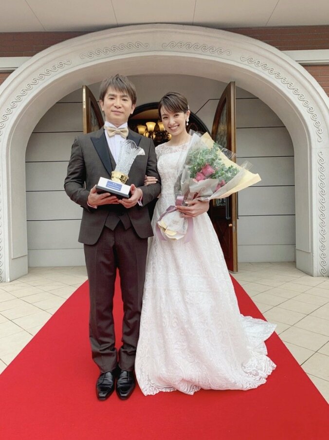 南明奈、ウェディングドレス姿で夫・濱口優との2ショットを公開「結婚式は準備大変だけど」 1枚目