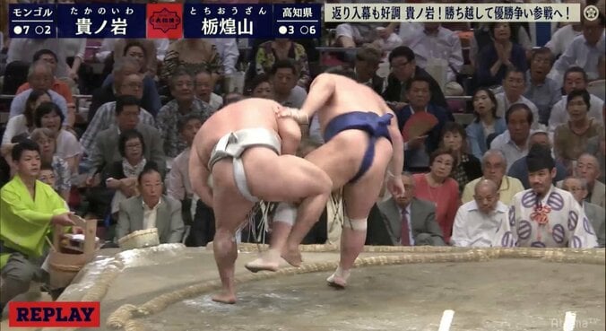 5場所ぶり幕内復帰の貴ノ岩、貴乃花親方の目の前で勝ち越し！　苦手・栃煌山を外掛けで下す 1枚目