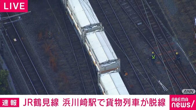 脱線した貨物列車