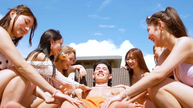 【写真・画像】セクシーな水着美女たちがイケメンパーソナルトレーナーをマッサージ…「やりすぎ！」ニューヨーク屋敷も衝撃　2枚目