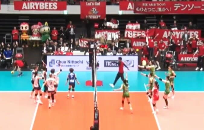 【写真・画像】女子バレー、両軍騒然→歓喜の“涙” 激闘の末に劇的結末 審判審議後の判定にアリーナ熱狂　1枚目