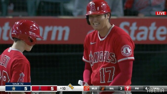 大谷翔平、2度の申告敬遠にバットくるりで不満げ→ボールボーイと笑顔で談笑にファン「かっこいい」 1枚目