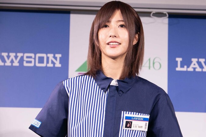 大阪出身けやき坂46小坂菜緒、馴染み深い制服着用に喜び「バイトするならローソンさん」 8枚目