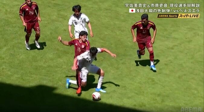「乱闘か」「投げてる」U-19日本代表FWを襲った“南米タックル”にファン騒然 解説者苦言…ベンチメンバーも飛び出し激昂 2枚目