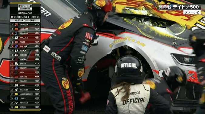 「これで直ってるんですか！？」壊れた車を“叩いて直す” F1ではあり得ない光景に現役レーサーも唖然 4枚目