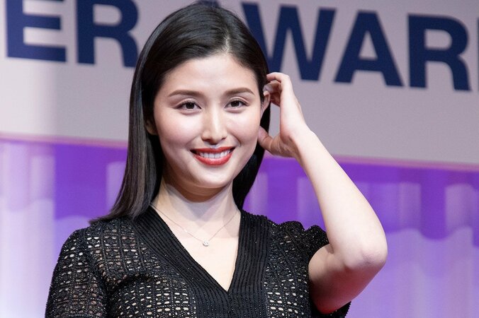 橋本マナミ、胸元が大きく開いたドレスから美しい谷間が…ファンため息「お、お胸が、、、」 1枚目