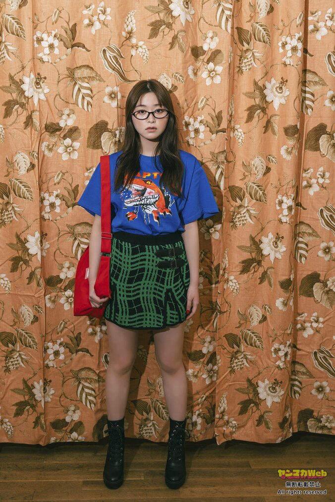 “ミスヤングマガジン”山本杏、映画モチーフの“メガネ姿”グラビア ヤンマガWeb「ミスマガのアソビバ！」 1枚目