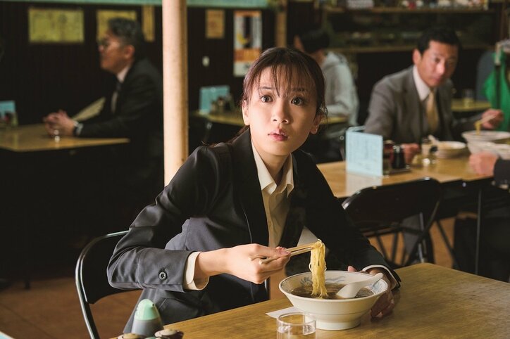 町中華でひとり飲み、牛丼をかきこみ、タバコをふかす…永野芽郁23歳の誕生日に主演映画『マイ・ブロークン・マリコ』よりレアショット解禁