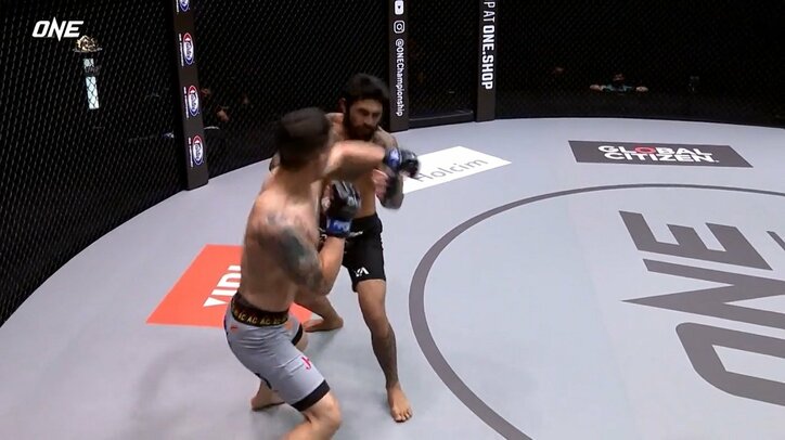 「ホラーすぎる」何発もらっても“笑顔”で前へ… 殴り続けた勝者に警告が出る“珍事”に放送席も困惑