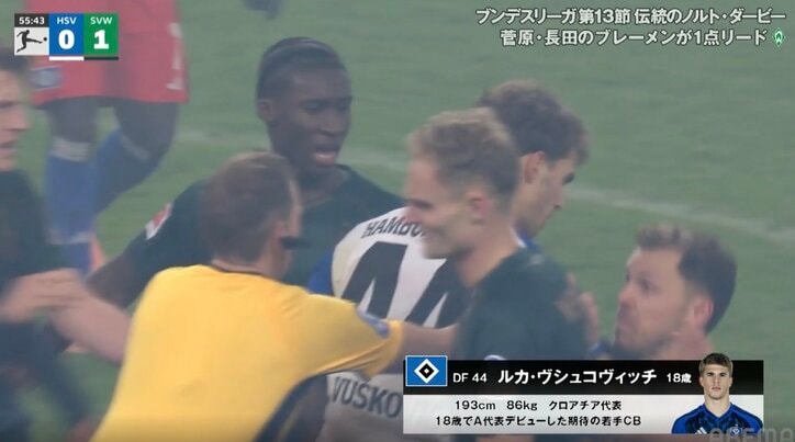 【写真・画像】「何してんだよ！」ゴール前で“まさかの行動”→一発退場「これはw」「確信犯やん」シュトゥットガルトDFが"神の手ブロック"でファン騒然　1枚目