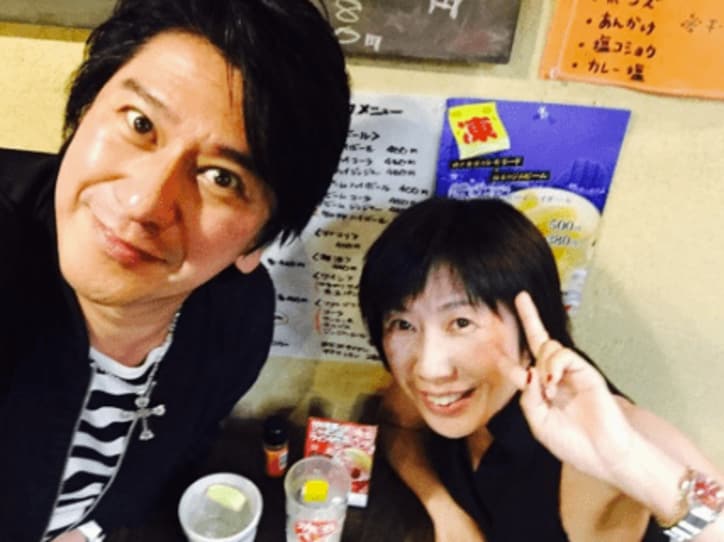 川崎麻世、そっくりな父親の写真を公開　父との壮絶な半生語る