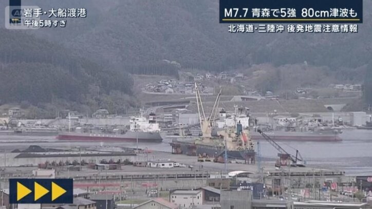 何隻もの船が港を出ていく様子