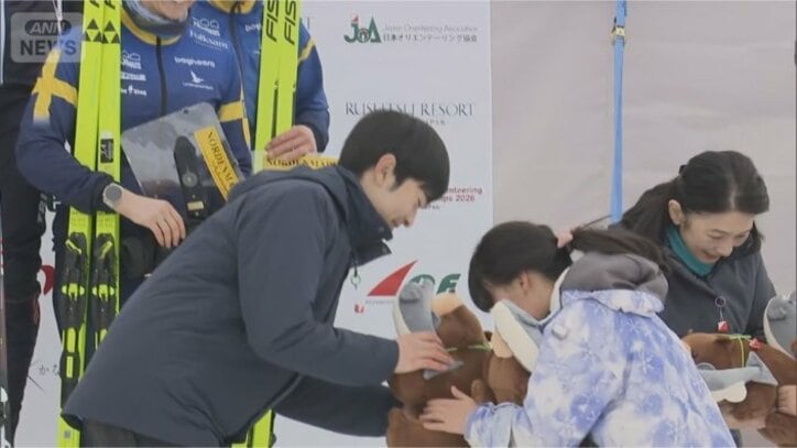 優勝チームにマスコットお渡し