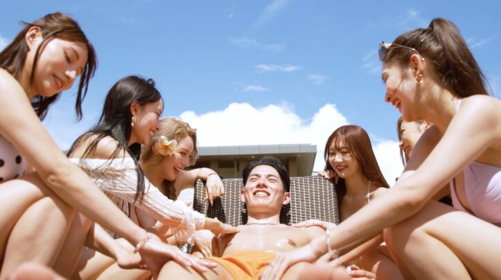 【写真・画像】セクシーな水着美女たちがイケメンパーソナルトレーナーをマッサージ…「やりすぎ！」ニューヨーク屋敷も衝撃　2枚目