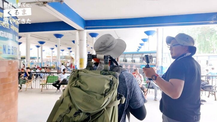 【写真・画像】「ひろゆき置いていかれたの？」インドで置き去りにされるひろゆきの姿に視聴者爆笑「チラ見せおもろすぎw」「ひろゆきを探せLv1」　2枚目