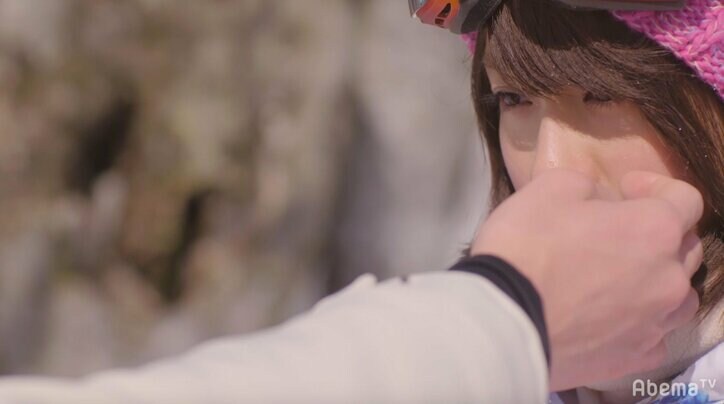 平祐奈の顔の雪をはらって…磯村勇斗のツンデレ対応がゲレンデも溶けるレベル