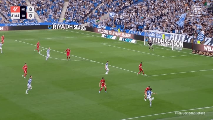 アウトサイドパスを出す久保建英