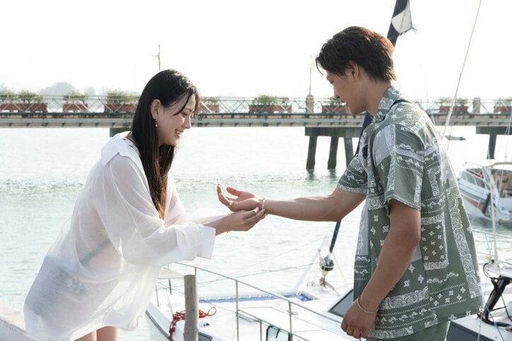 「あんまり見ないで…」水着姿のラウンドガール、プールでのデートに照れまくり