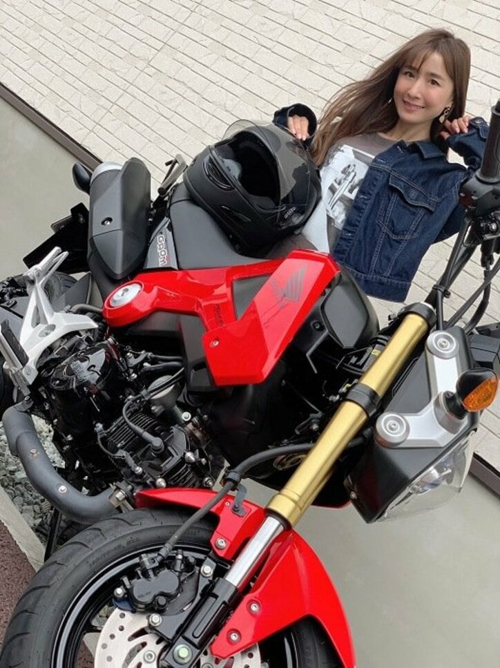 山川恵里佳、納車されたバイクを披露「大型じゃないの？ですよね笑」