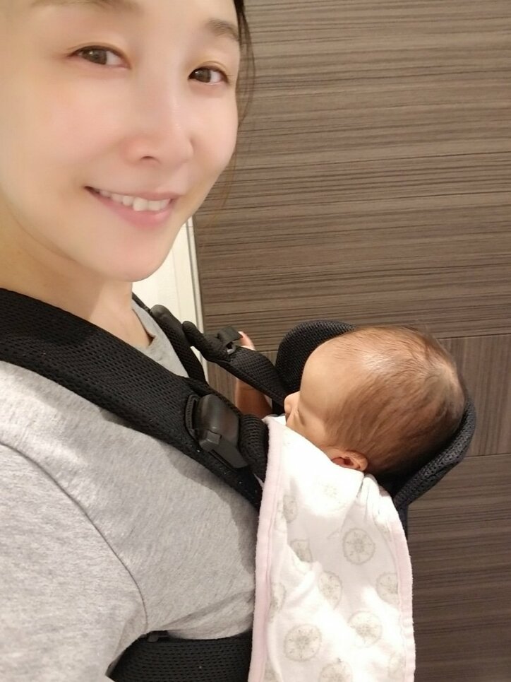 小原正子 長女の抱っこ紐デビューを報告 これで 少しは家事ができる 話題 Abema Times