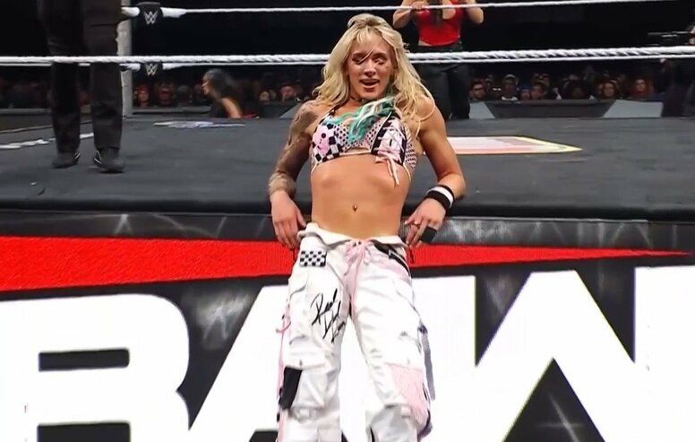 人気スニーカーで戦う女子レスラーにファン騒然 王者の必殺技を驚異の身体能力で完全に“無力化”