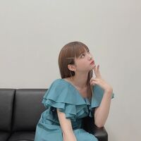 生見愛瑠の“くすみブルー”ネイル＆ワンピース姿にファン絶賛「お姫様みたい」「可愛い杉」