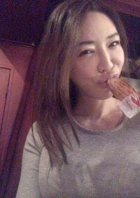 大人グラドル・岩本和子 うなぎパイをくわえる色気ショット公開に「かわいい」の声