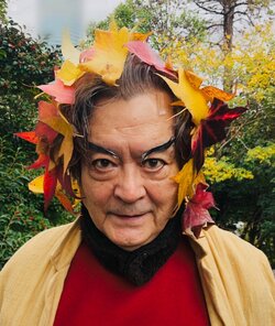 俳優・大和田伸也が「鬼滅の刃」煉獄杏寿郎に変身！"落ち葉コスプレ"に「よもやよもやだ！」と反響続々