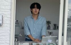 「BTSテテ似」と話題のカフェ店員は「父親似」美形両親の写真を公開