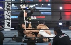 「極真王者が落とされた」16歳MMAファイター、極真王者から“悶絶”タップ「何このフィニッシュ」まさかの結末に騒然