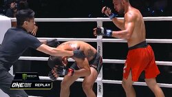 眉間に“グサッ” 爆ヒジ炸裂の半泣きKO！ 戦慄のダウンシーンに「完全に心折れた」波紋広がる