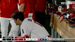 翔平、お疲れさん！ “二刀流”大谷翔平の隣で水原通訳が癒やしの笑み 勝利投手＆2ホーマーと大車輪の活躍を労うワンシーン