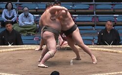 「50歳に見えない」現役最年長の長身力士、23歳年下の若手を堂々撃破 土俵下の品格にファンも注目「体の張りがすごい」「お辞儀も素敵」