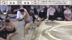 小兵力士が勢い余って場外へ突入！ まるで“追いかけっこ”のような姿に相撲ファン「どこまで行くねん」