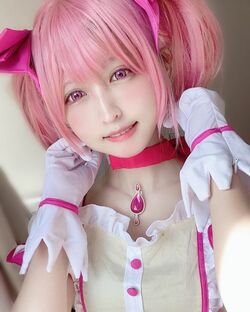 猫田あしゅ「まどマギ」鹿目まどかに扮したスマイルショットに「かわいすぎる！」「アニメから出てきた」と絶賛の声