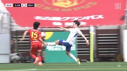 「あぶねえ」「早く止めろよ！」ペナルティエリア内で交錯→転倒悶絶もノーファウル試合続行で選手が抗議　スタンドからはブーイングも「ファウルじゃないの？」