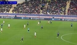 天才かよ！ 南野拓実、神トラップ→華麗すぎるヒールパス炸裂！ “予想外の動き”で相手選手がフリーズ… 創造性溢れるプレー