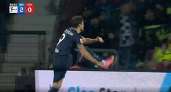 スタジアム騒然！どこまで飛ばすんだよ！ ボールがスタンドに思いきり蹴り込まれた瞬間　ジャガー・浅野拓磨の超絶スルーパスが起点→ゴール後に起きた衝撃ハプニング