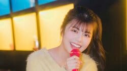 ミスヤングマガジン・松田実桜、夜のカラオケで大はしゃぎ ヤンマガWebカット