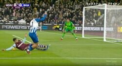 疑惑の判定にサポーターがブチギレ！「ハンドはハンドだろ」「審判の主観じゃね？」「ルールが曖昧」 すべりこんだ体を支えた手にボールが直撃した瞬間