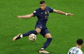 「俺の方が先に」クラウチがムバッペのスーパーボレーと自身を重ねて自慢…！のはずが実は自虐ネタだった「面白過ぎる」