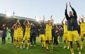 指揮官も「国民全員でつかんだ勝利」W杯POに臨んだウクライナ代表は全員が国旗を背負い入場